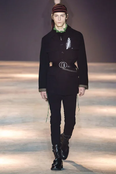 Look 10